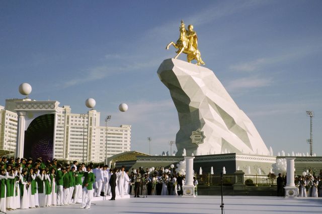 Ο ταπεινός πρόεδρος του Τουρκμενιστάν, επίχρυσος, έφιππος και… τσάρος